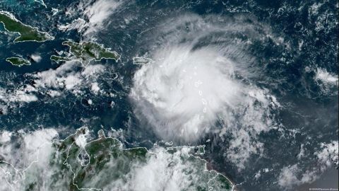 Huracán Fiona sigue con fuerza hacia el norte y se acerca a Bermudas