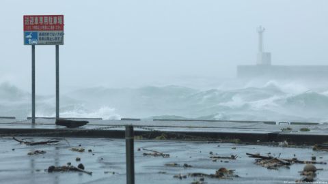 Tifón Nanmadol paraliza tráfico aéreo y terrestre en Japón