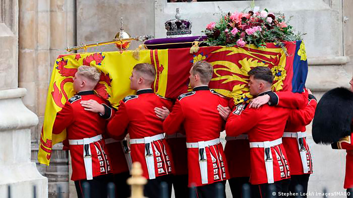 La ceremonia fúnebre se celebra en la Abadía de Westminster, a donde el féretro ha sido trasladado.