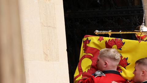 Termina funeral público de Isabel II con el descenso de su féretro a la cripta real en Windsor