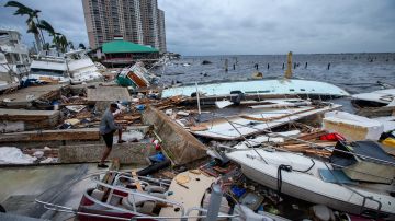 Barcos destruidos después de que el huracán Ian arrasara en el Centennial Park en Fort Myers, Florida,