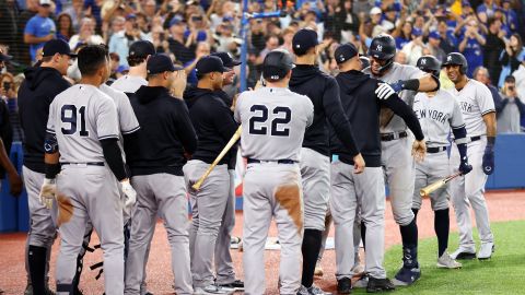 Aaron Judge celebra junto a sus compañeros su cuadrangular 61.