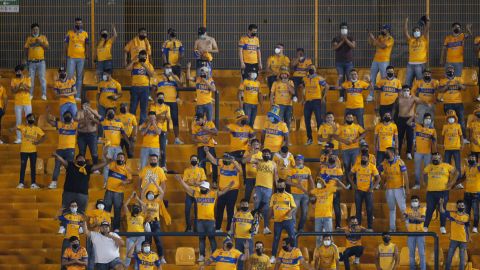 Un aficionado de Rayados fue captado con una camiseta de Tigres.