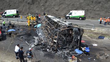 Al menos 20 muertos después de que un camión cisterna de combustible chocó contra un autobús turístico repleto en México
