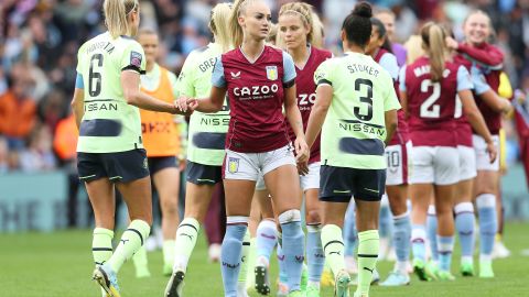 Alisha Lehmann antes del juego entre Aston Villa vs Manchester City.