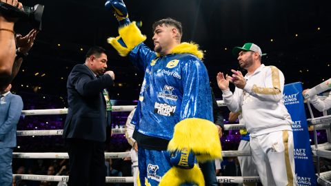 Andy Ruiz portó el patrocinio de Only Fans en su vestimenta a la altura del pecho.