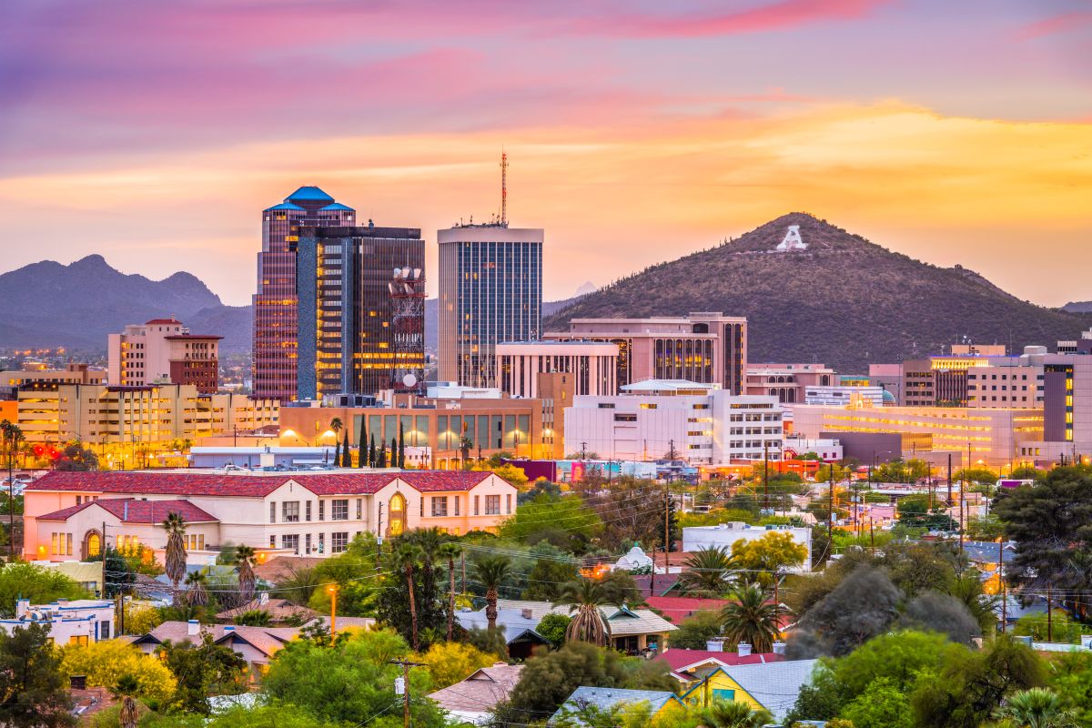 En ciudades como Glendale, Phoenix, Tucson y Mesa, Arizona, es posible vivir a un precio asequible por menos de $2500 al mes. 
