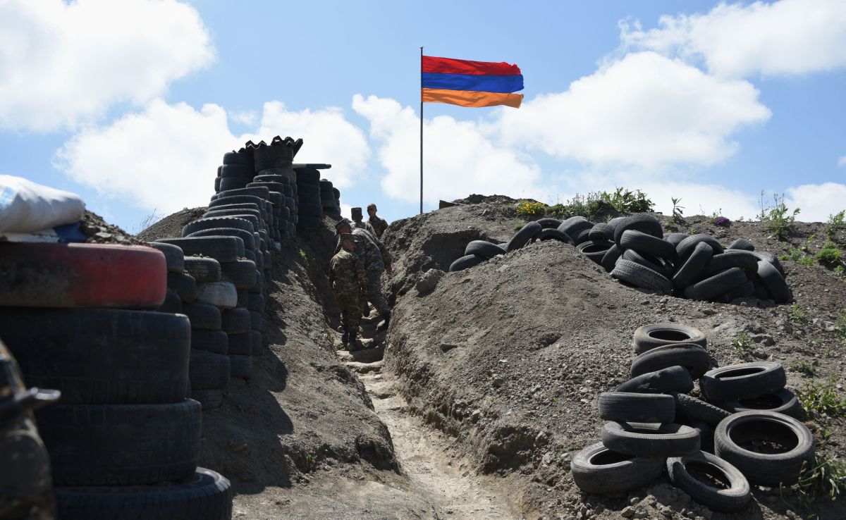 Armenia afirma que 49 soldados murieron en ataques de Azerbaiyán - La Opinión