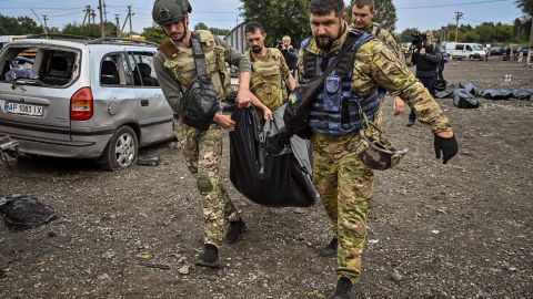 Ataque ruso con misiles contra convoy civil mata a 25 en Ucrania