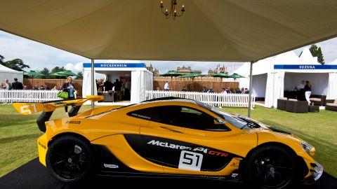 Auto superdeportivo nuevo de $1 millón de dólares terminó arrastrado por huracán Ian en Florida