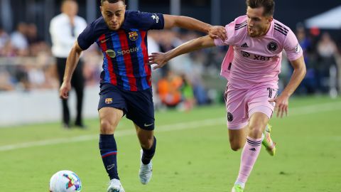 Barcelona y Milan hicieron oficial la cesión del estadounidense Sergiño Dest.