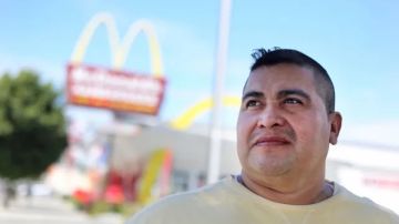 Bartolomé Pérez, lleva 10 años luchando por mejorar las condiciones de los trabajadores de la comida rápida. (Archivo La Opinión)