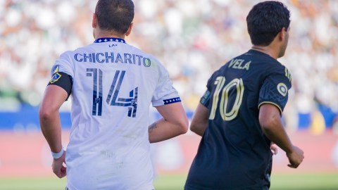 Javier 'Chicharito' Hernández (i), del LA Galaxy; y Carlos Vela (d), del LAFC, futbolistas mexicanos y jugadores franquicias de ambos clubes.