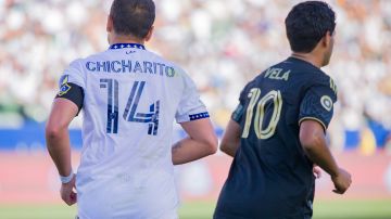 Javier 'Chicharito' Hernández (i), del LA Galaxy; y Carlos Vela (d), del LAFC, futbolistas mexicanos y jugadores franquicias de ambos clubes.