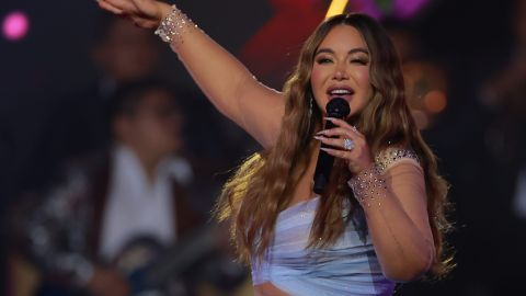 Chiquis Rivera comete error subiendo los brazos y deja a la vista su sostén