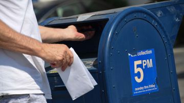 Varios residentes de Chicago sufren por el robo al correo