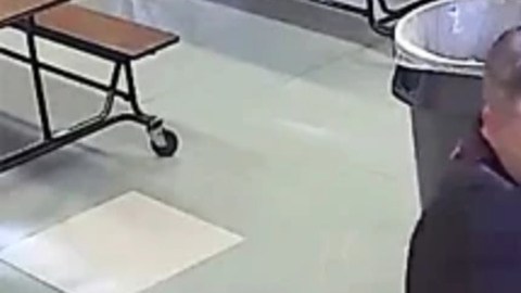 Director escolar derriba de un empujón a niño autista de 11 años en California