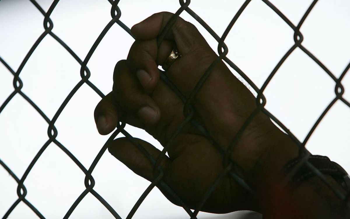 Interno toma las rejas de una cárcel. / Foto: Getty Images