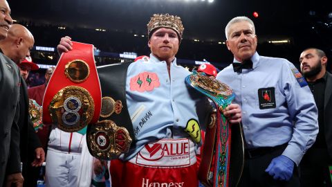 Canelo Álvarez retuvo sus títulos de peso supermediano.