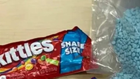 Encuentran 15,000 pastillas de fentanilo disfrazadas de caramelos en paquetes de Skittles y Nerds