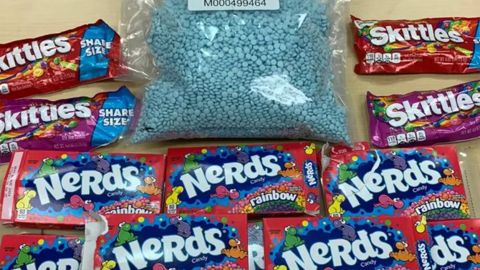 Encuentran 15,000 pastillas de fentanilo disfrazadas de caramelos en paquetes de Skittles y Nerds