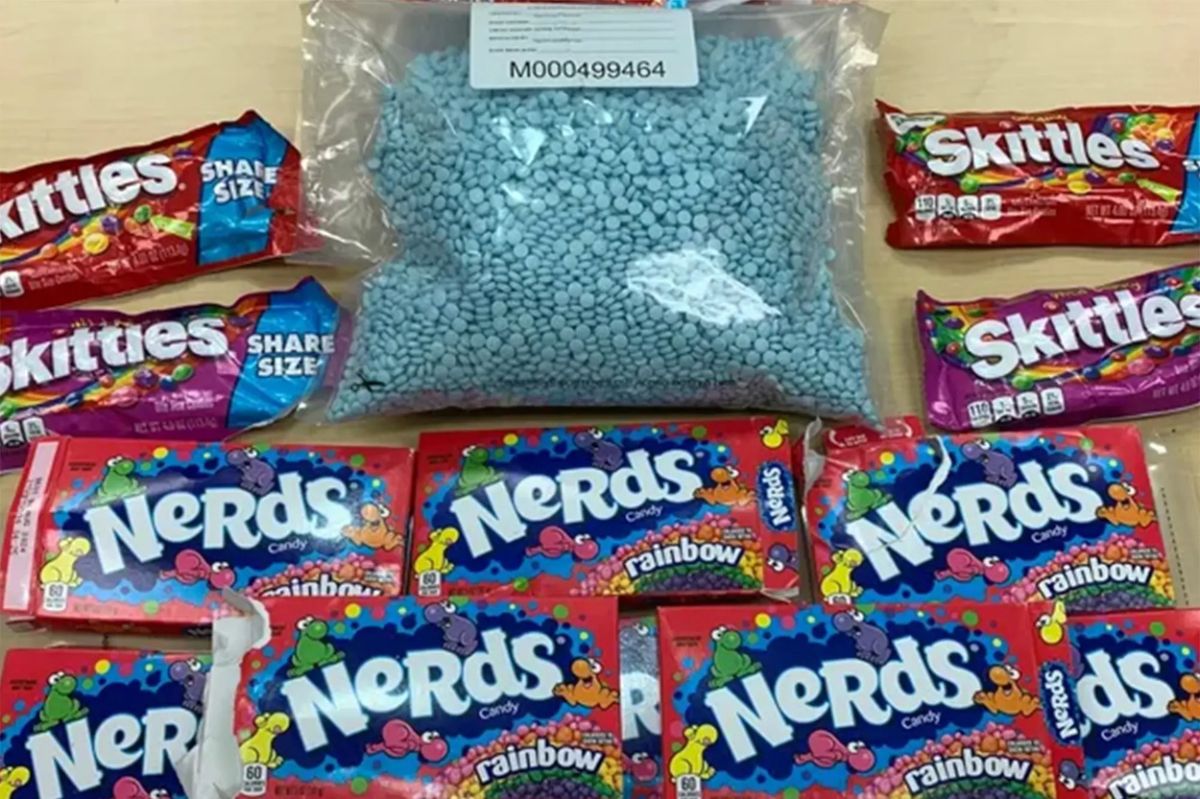 La reciente incautación en Connecticut encontró las drogas escondidas en paquetes de golosinas Skittles y Nerds.