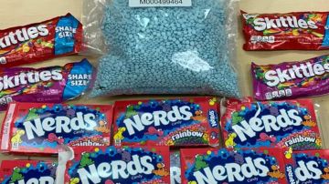 Encuentran 15,000 pastillas de fentanilo disfrazadas de caramelos en paquetes de Skittles y Nerds