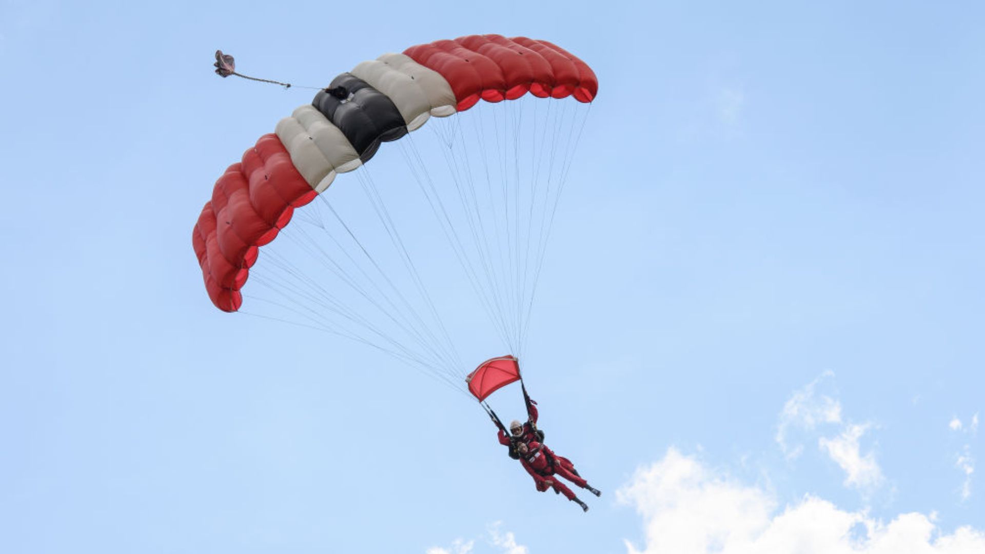 Estrella de redes sociales muere en un extraño accidente de paracaidismo -  La Opinión, image size:1920x1080