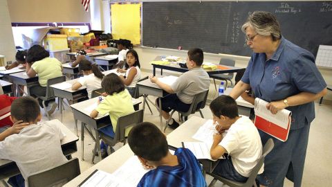 Exhiben a maestra humillando a alumno No son normales