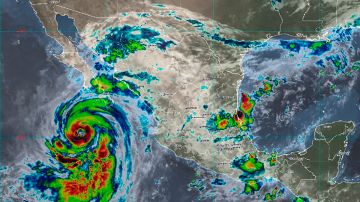 Huracán Kay se intensifica a categoría 2 y amenaza la península de Baja California en el Pacífico mexicano