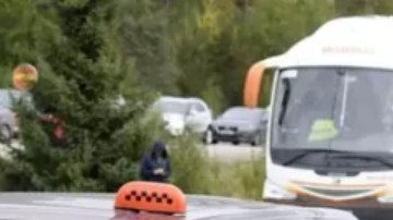 Guardias fronterizos finlandeses revisan un vehículo ruso en el puesto de control fronterizo de Vaalimaa en Virolahti.