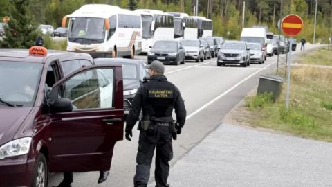 Guardias fronterizos finlandeses revisan un vehículo ruso en el puesto de control fronterizo de Vaalimaa en Virolahti.