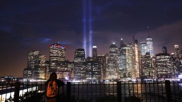 El monumento 'Tribute in Light' ilumina el bajo Manhattan cerca del One World Trade Center el 11 de septiembre de 2018 en la ciudad de Nueva York. El tributo en el sitio de las torres del World Trade Center ha sido un evento anual en Nueva York desde el 11 de marzo de 2002.