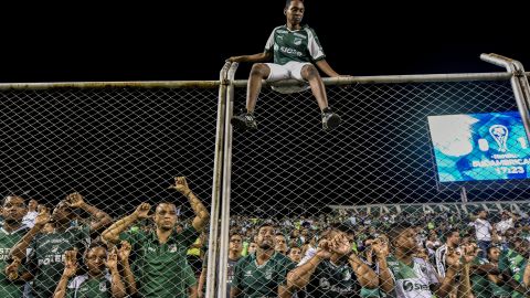 La afición del Deportivo Cali invadió el campo de juego para agredir a su entrenador.