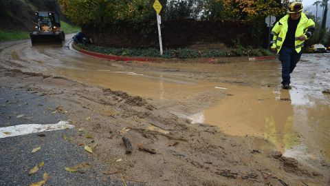 Heavy equipment is used by the Los Angeles Fire Department to clear a mudflow in a residential area north of Hollywood in Los Angeles, California January 17, 2019. - Heavy rain and danger of flooding and mudslides is continuing in Los Angeles and across Southern California as storms wallops the region. (Photo by Robyn Beck / AFP) (Photo credit should read ROBYN BECK/AFP via Getty Images)