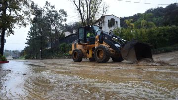 Heavy equipment is used by the Los Angeles Fire Department to clear a mudflow in a residential area north of Hollywood in Los Angeles, California January 17, 2019. - Heavy rain and danger of flooding and mudslides is continuing in Los Angeles and across Southern California as storms wallops the region. (Photo by Robyn Beck / AFP) (Photo credit should read ROBYN BECK/AFP via Getty Images)