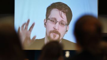 Vladimir Putin concede la ciudadanía rusa a Edward Snowden, exanalista de la CIA