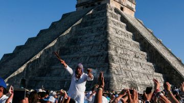 La pirámide de Kukulcán en el sitio arqueológico maya de Chichén Itzá en México en el equinoccio de primavera el 21 de marzo de 2019.