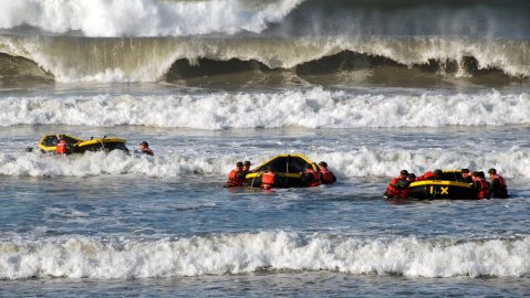Marineros SEAL en un ejercicio de entrenamiento f en la Base Naval Anfibia de Coronado en Coronado, California.