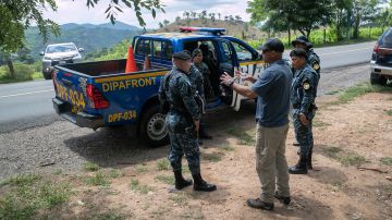 Un asesor de DHS instruye a policías fronterizos de Guatemala en un puesto de control.