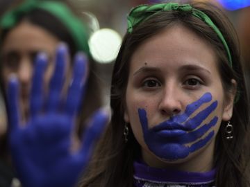 Las víctimas de violencia familiar pueden solicitar un un estatus migratorio legal en EE.UU.