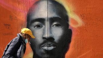 Mural del difunto rapero Tupac Shakur en el área de Harlem de la ciudad de Nueva York.