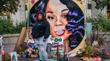 Tamika Palmer, madre de Breonna Taylor, posa para un retrato frente a un mural de su hija en el parque Jefferson Square el 21 de septiembre de 2020 en Louisville, Kentucky.