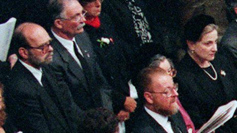 El ataúd de Diana, Princesa de Gales, cubierto con el estandarte real, es llevado por un portador de la Guardia Galesa a la Abadía de Westminster en Londres para la ceremonia fúnebre el 6 de septiembre.