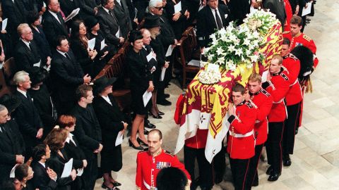 El ataúd de Diana, Princesa de Gales, cubierto con el estandarte real, es llevado por un portador de la Guardia Galesa a la Abadía de Westminster en Londres para la ceremonia fúnebre el 6 de septiembre.