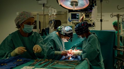 Cardiovascular surgeons Susana Villar (C) and Elsa Rios (R) prepare a patient to receive a new heart from a donor at an operating theatre in Puerta de Hierro University Hospital in Majadahonda, near Madrid, . - For a time-critical procedure that is heavily reliant on intensive care, the Covid pandemic and its explosion of desperately-ill patients has thrown up a barrage of complexities which Spain's world leading organ transplant experts have been forced to surmount. (Photo by JAVIER SORIANO / AFP) / THIS PICTURE MUST BE PUBLISHED UNDATED AT THE REQUEST OF THE HOSPITAL - TO GO WITH AFP STORY "For transplants, Covid complicates the race against time" by MARIE GIFFARD (Photo by JAVIER SORIANO/AFP via Getty Images)