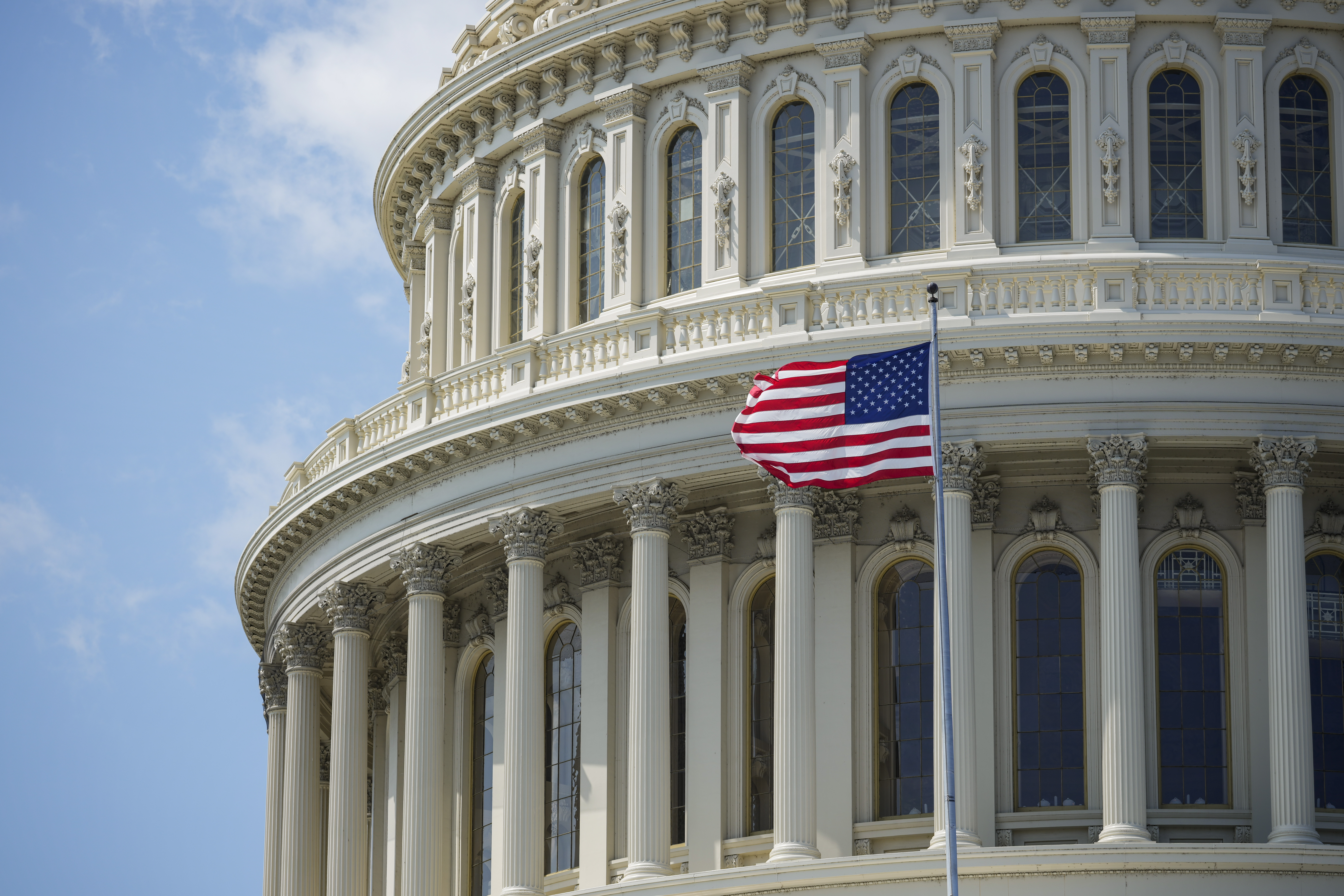 La bandera de EE.UU. ondea frente a la cúpula del Capitolio en Washington, DC.