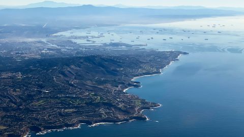 Vista aérea de la Península de Palos Verdes (i) y barcos a la entrada del Puerto de Los Ángeles (d).