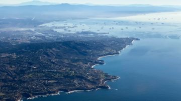 Vista aérea de la Península de Palos Verdes (i) y barcos a la entrada del Puerto de Los Ángeles (d).