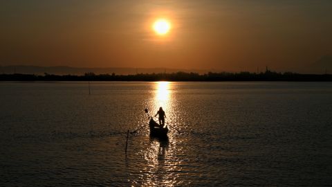 Pescador brasileño sobrevive 11 días en el océano flotando solo en un freezer